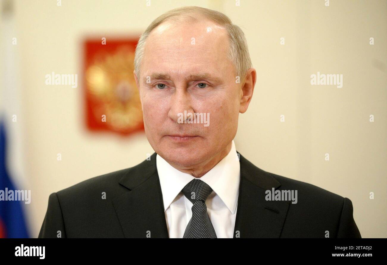 Der russische Präsident Wladimir Putin gratuliert Militärpersonal und Veteranen der Special Operations Forces zu ihrem Berufsurlaub in einer Videobotschaft des offiziellen Bewohners in Novo-Ogarjovo am 1. März 2021 außerhalb von Moskau, Russland. Stockfoto