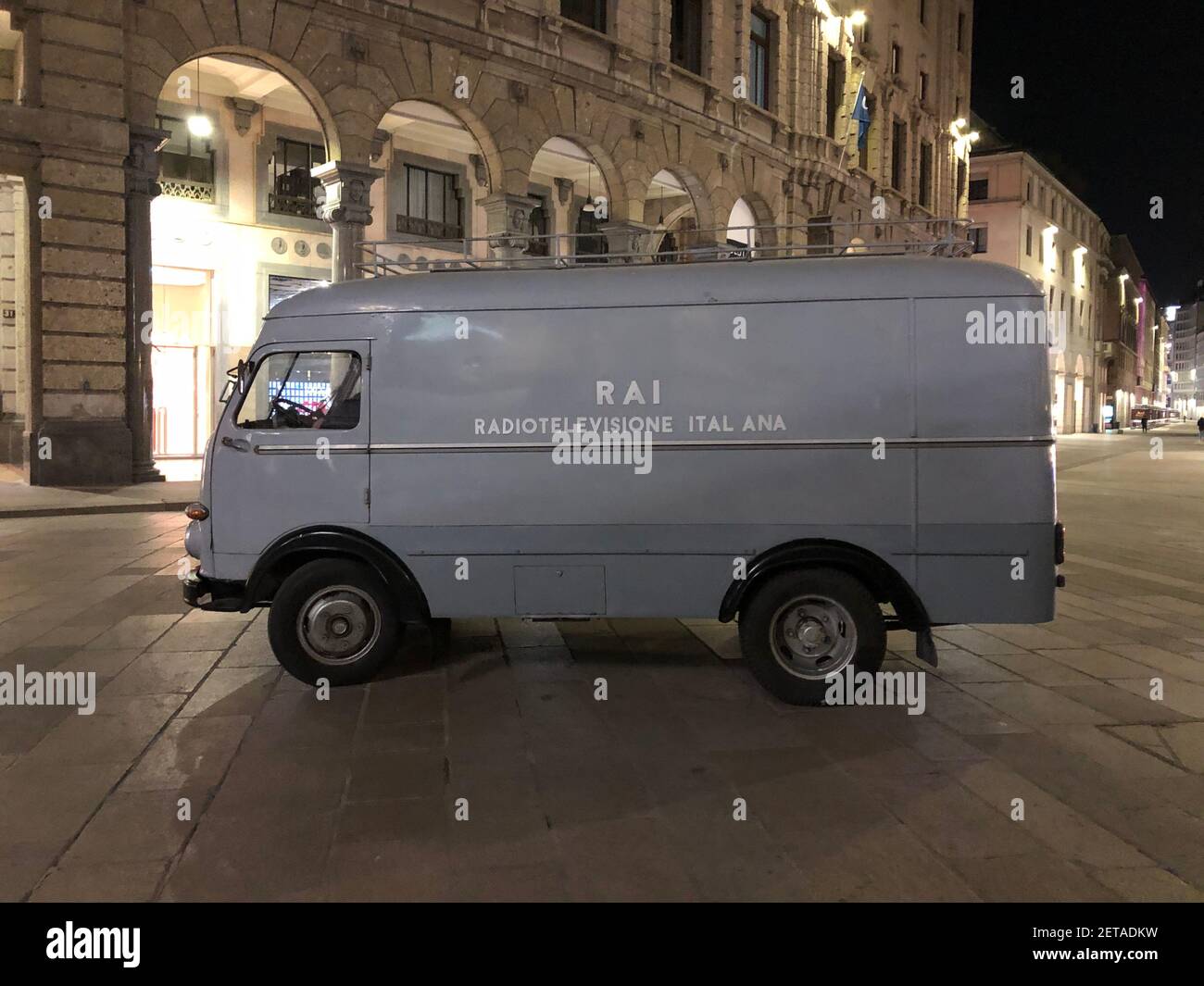 Mailand, Set des fernsehfilms L'amica geniale 3 heute Abend fanden in Mailand einige Szenen der 3 ausgestrahlten Serie 'L'AMICA GENIALE' auf RAI 1 statt. Auf den Fotos MARGHERITA MAZZUCCO, eine der 2 Hauptdarstellerinnen, die andere GAIA GIRACE fehlt in diesen Aufnahmen, die auf dem hochgepanzerten Set der Galleria Vittorio Emanuele stattfanden. Stockfoto