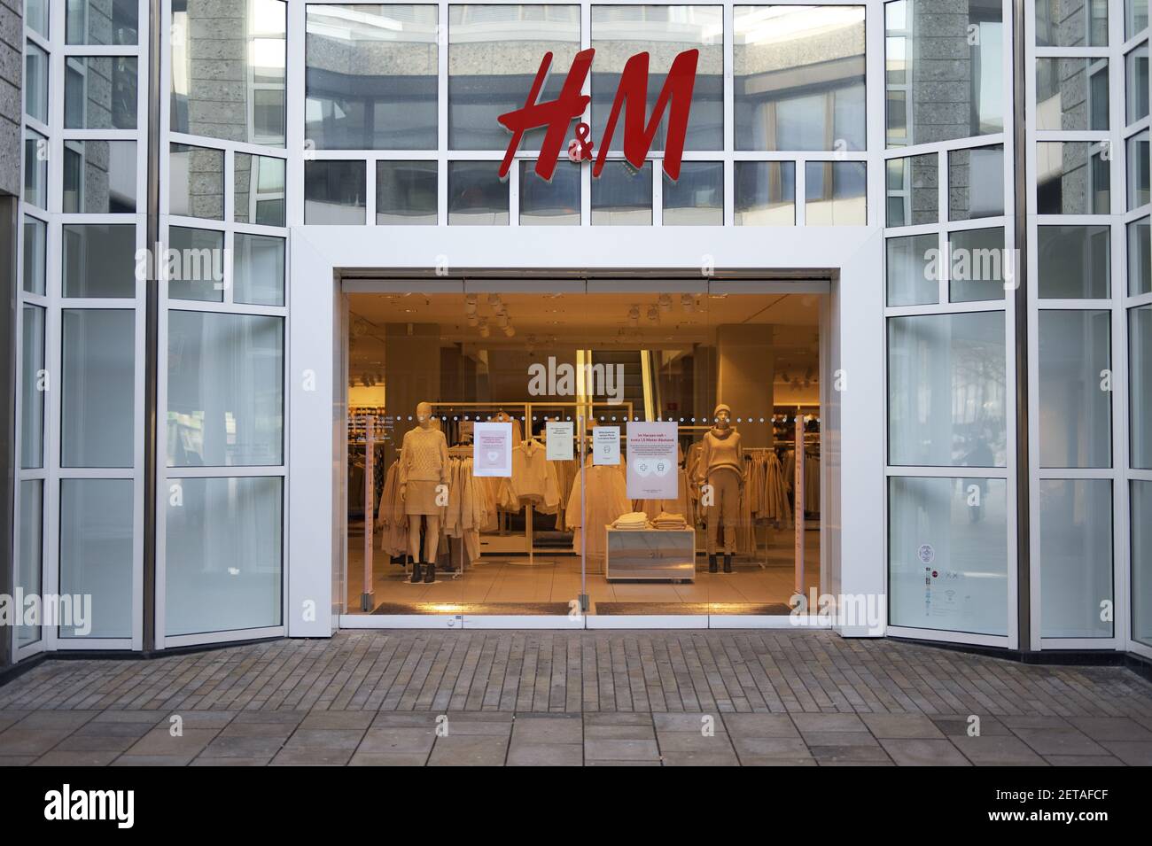 WOLFSBURG, DEUTSCHLAND - 19. Feb 2021: Wolfsburg, Deutschland - 19. Februar 2021: H&M Store schließt seine Türen nach Coronavirus-Sperre in Wolfsburg Deutschland Stockfoto