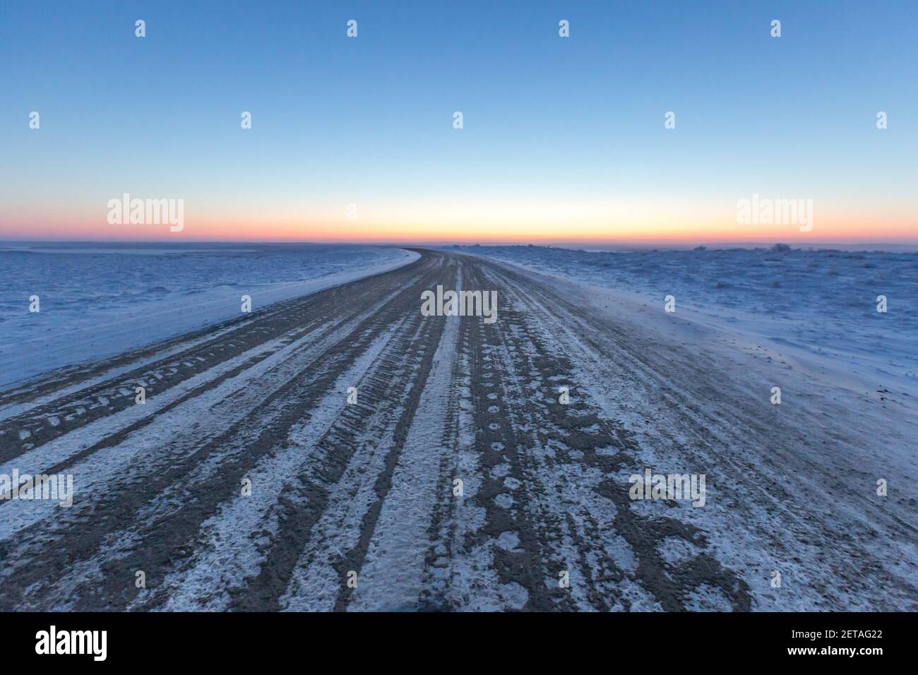 Arktischer Wintersonnenaufgang am Horizont, Fahrt auf dem Schotterpiste Inuvik-Tuktoyaktuk Highway, Northwest Territories, Kanadas Arktis. Stockfoto