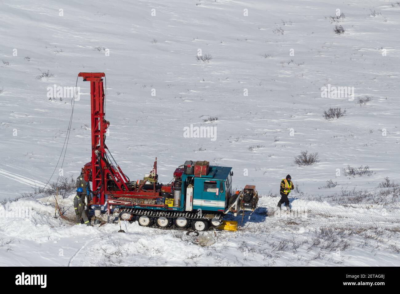 Geotech-Bohrgerät testet Kiesquellen für den Inuvik-Tuktoyaktuk Highway während des Winterbaus, Nordwest-Territorien, Kanadas Arktis. Stockfoto