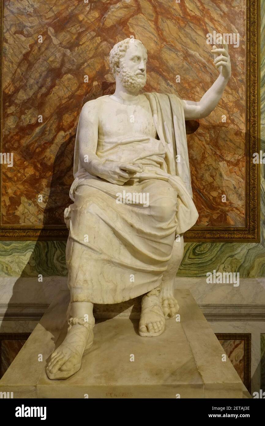 Periander als griechischer Gelehrter, römisch, Kopf 130-140 n. Chr., Statue 1st Jh. n. Chr., Basis 140-150 n. Chr. von einem Sarkophag mit Nereiden, die Achillesarme trugen, Marmor Stockfoto