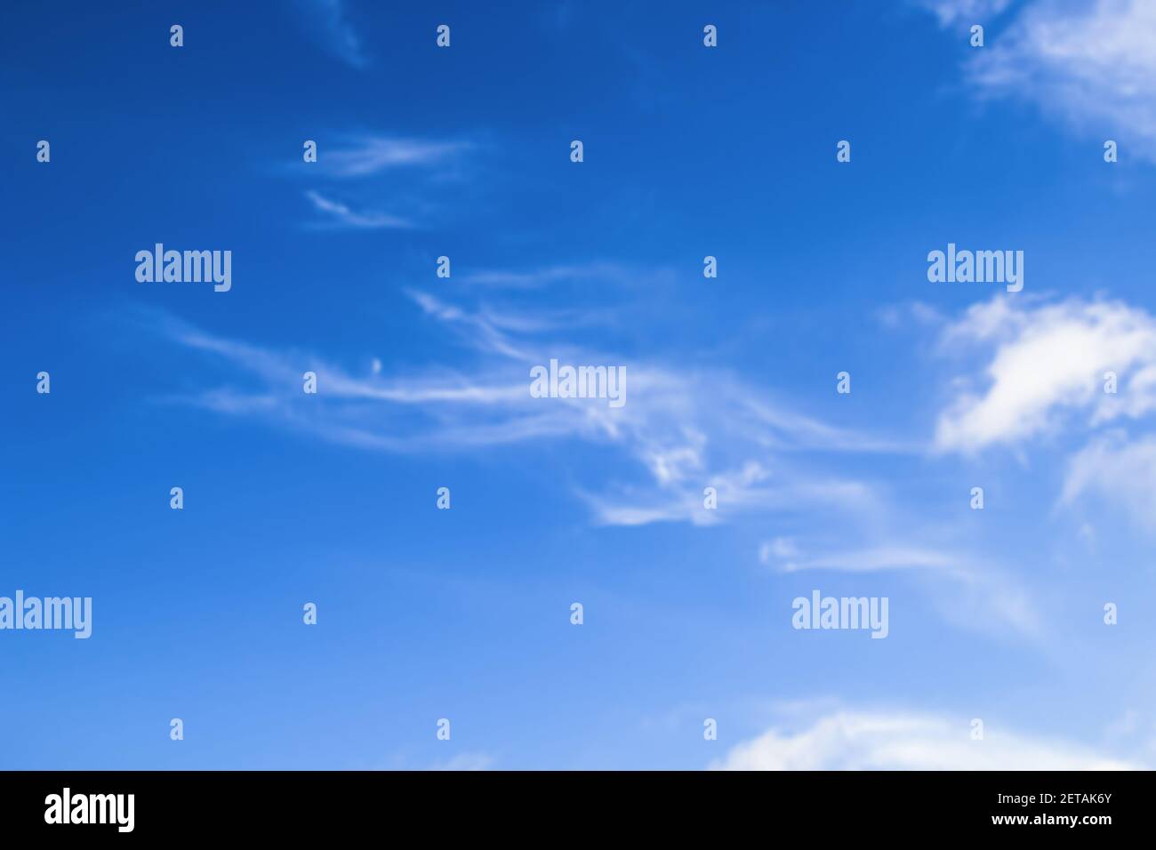 Unschärfes Stück des Julihimmels. An einem warmen Sommertag trafen sich weiche Wolken und der Mond in einem strahlend blauen Himmel. Natürliche Schönheit. Russland Stockfoto