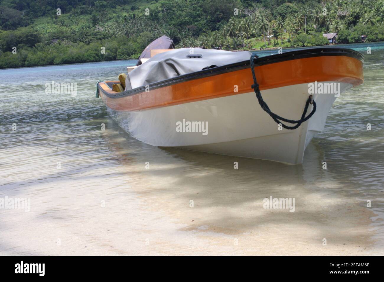 Ein Fiberglas-Schlauchboot liegt an den Ufern der Peli-Insel in der Provinz Manus, Papua-Neuguinea. Diese Boote werden von den Einheimischen auch Bananenboote genannt. Stockfoto