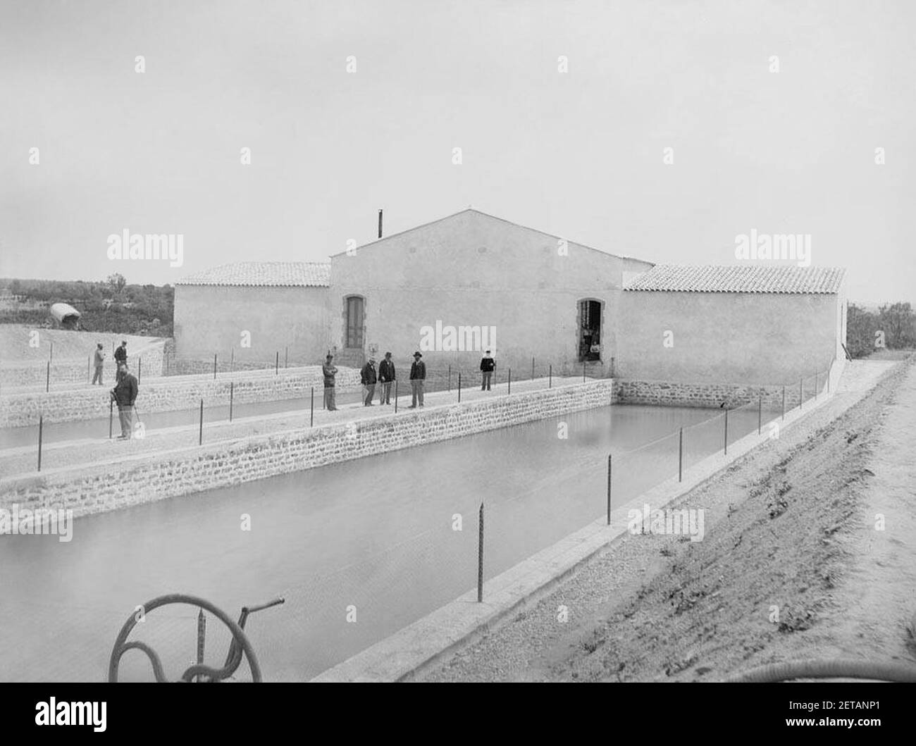 Persones a la casa de màquines de l'aigua de Tàrrega (restauriert). Stockfoto