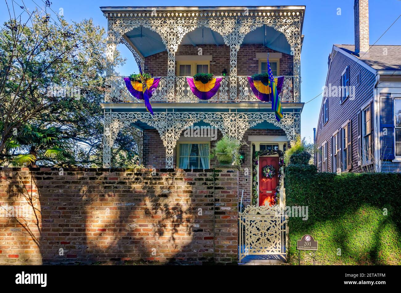 Ein historisches Haus aus dem Jahr 1859 mit italienischer Spitze aus Schmiedeeisen ist für Mardi Gras, 19. Februar 2021, in Mobile, Alabama, dekoriert. Stockfoto