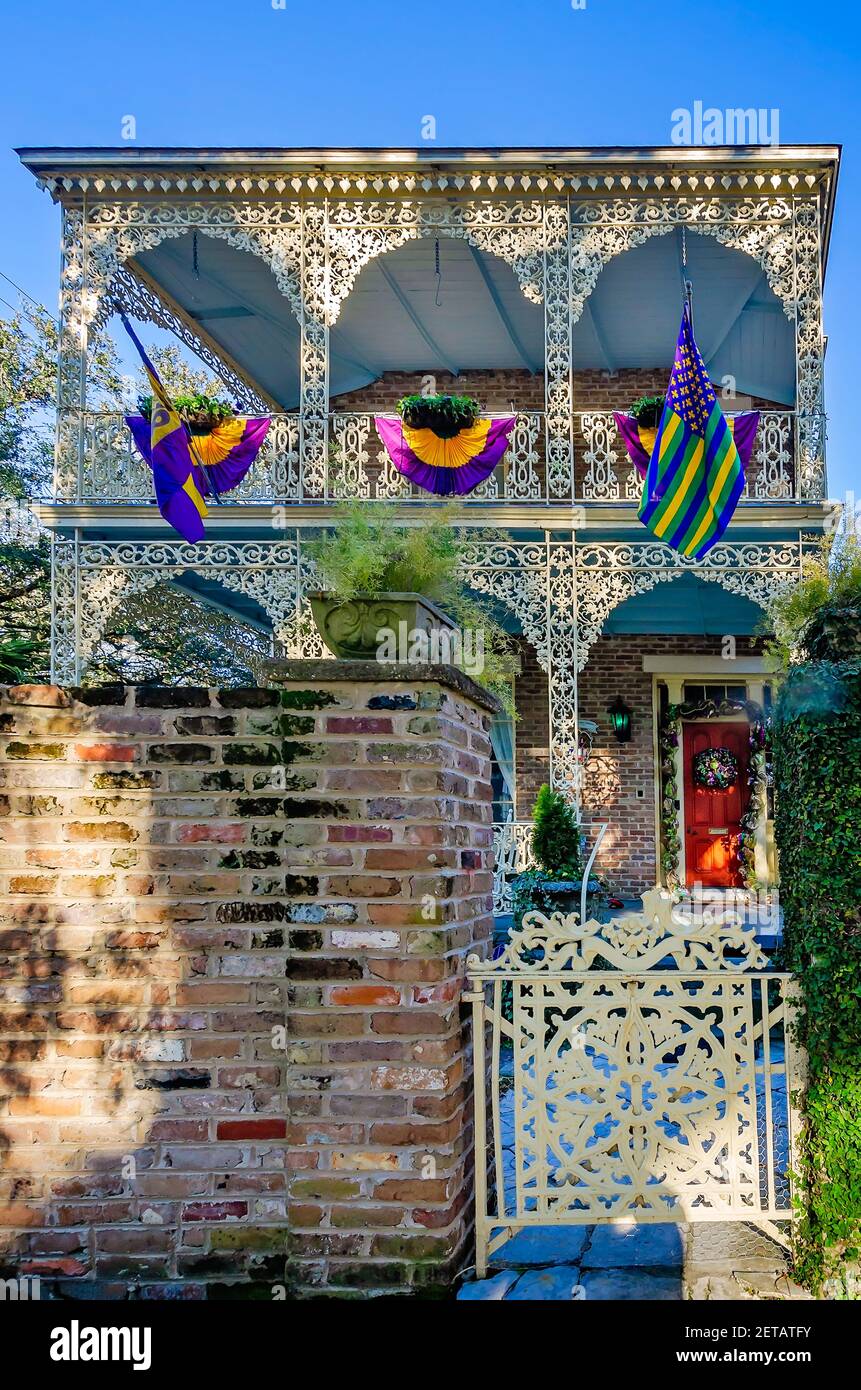 Ein historisches Haus aus dem Jahr 1859 mit italienischer Spitze aus Schmiedeeisen ist für Mardi Gras, 19. Februar 2021, in Mobile, Alabama, dekoriert. Stockfoto