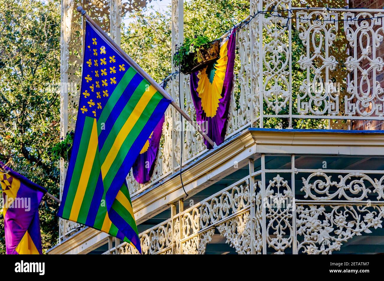 Ein historisches Haus aus dem Jahr 1859 mit italienischer Spitze aus Schmiedeeisen ist für Mardi Gras, 19. Februar 2021, in Mobile, Alabama, dekoriert. Stockfoto