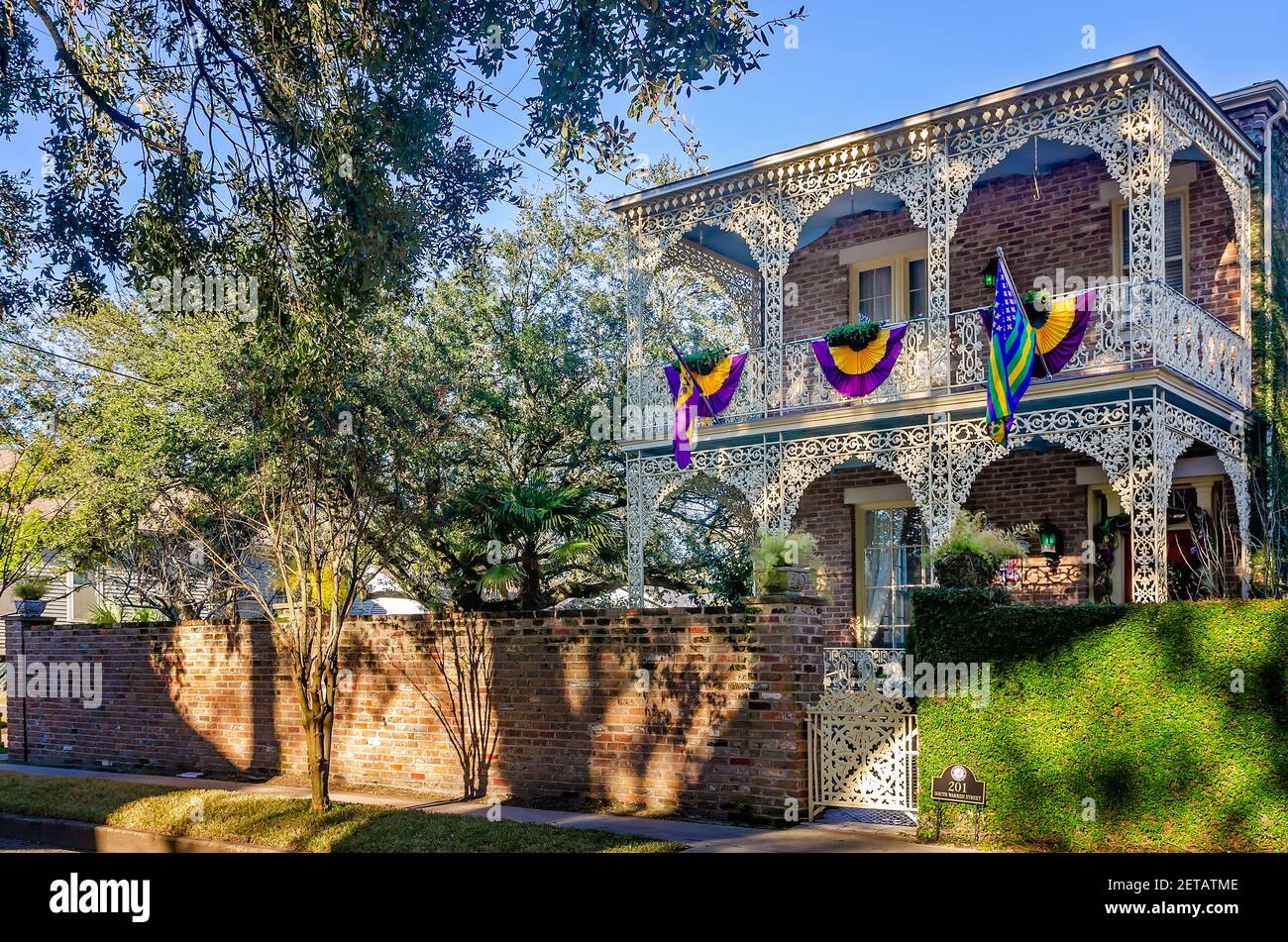 Ein historisches Haus aus dem Jahr 1859 mit italienischer Spitze aus Schmiedeeisen ist für Mardi Gras, 19. Februar 2021, in Mobile, Alabama, dekoriert. Stockfoto