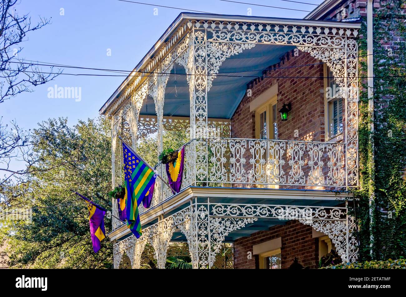 Ein historisches Haus aus dem Jahr 1859 mit italienischer Spitze aus Schmiedeeisen ist für Mardi Gras, 19. Februar 2021, in Mobile, Alabama, dekoriert. Stockfoto