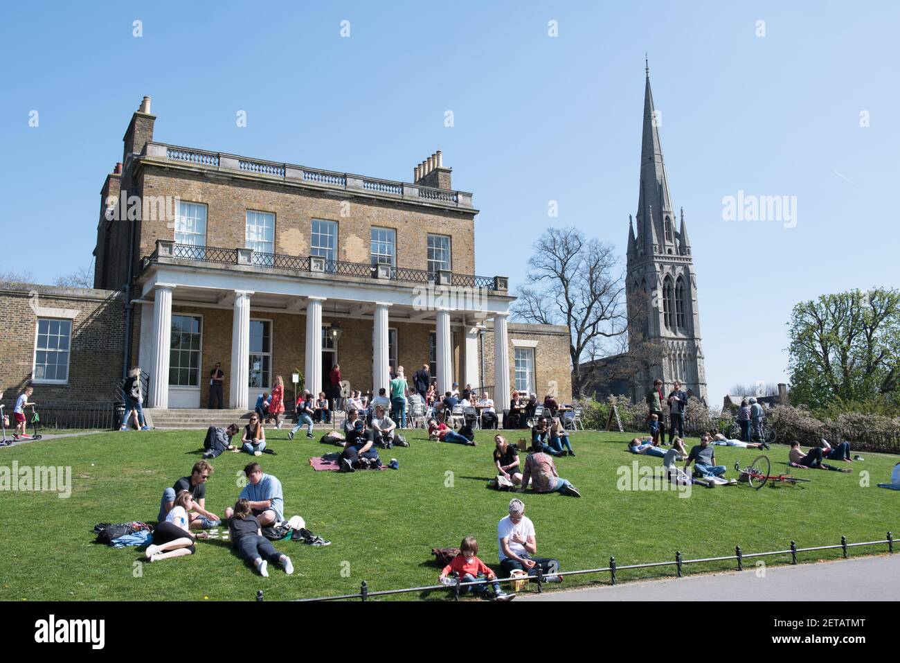 Clissold House or Mansion mit Menschen vor sitzen und St. Mary's Church Kirke auf der rechten Seite Clissold Park, Stoke Newington London Borough of Hackney Stockfoto