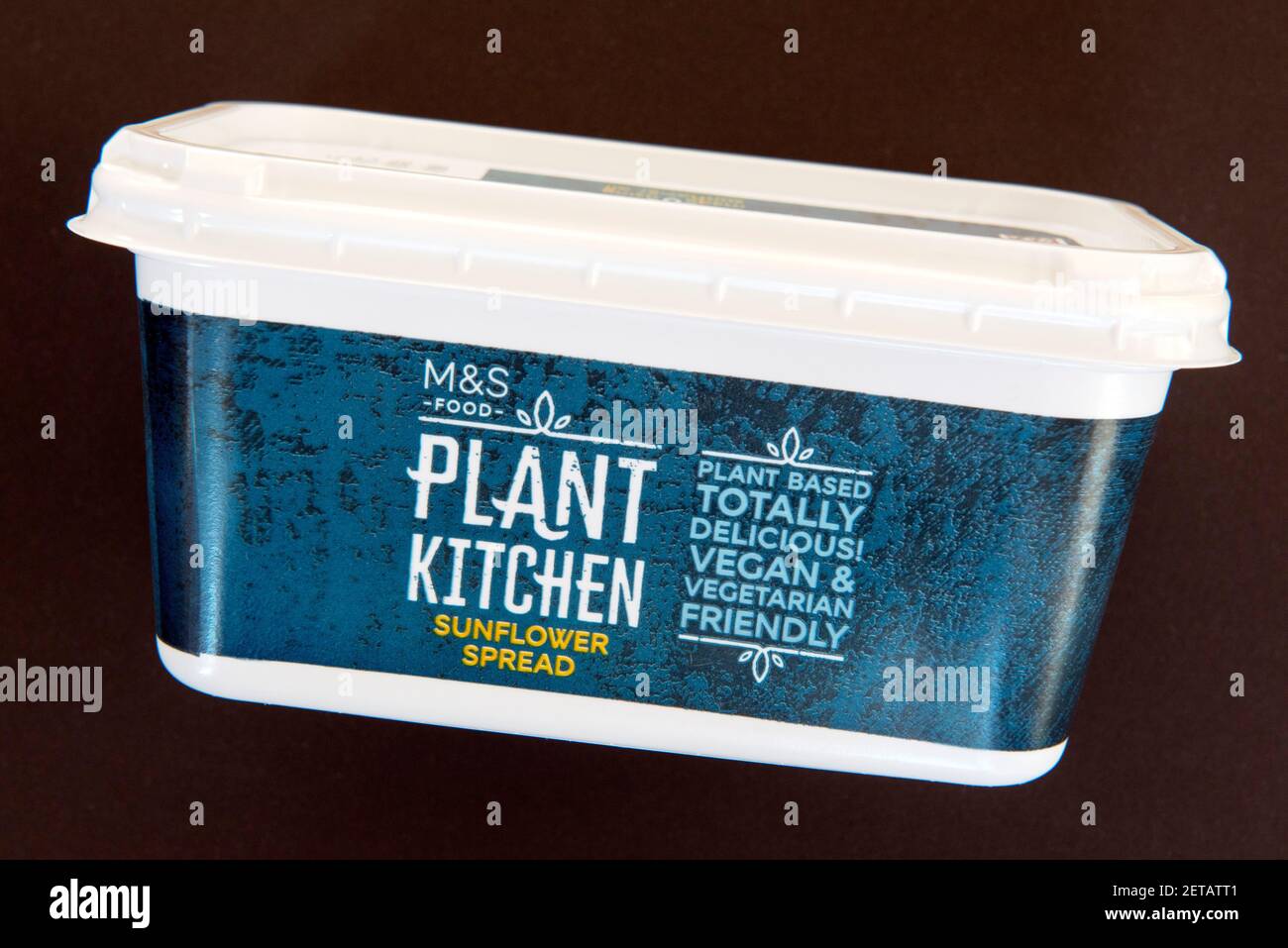Wanne von M&S Food Plant Küche vegane Sonnenblumenverbreitung Molkerei freie Margarine isoliert auf schwarzem Hintergrund Stockfoto