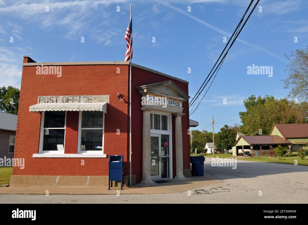 Das 1915 erbaute Gebäude, ursprünglich eine Bank, dient heute als Postamt für das Dorf Route 66 in Abilla, Missouri. Stockfoto