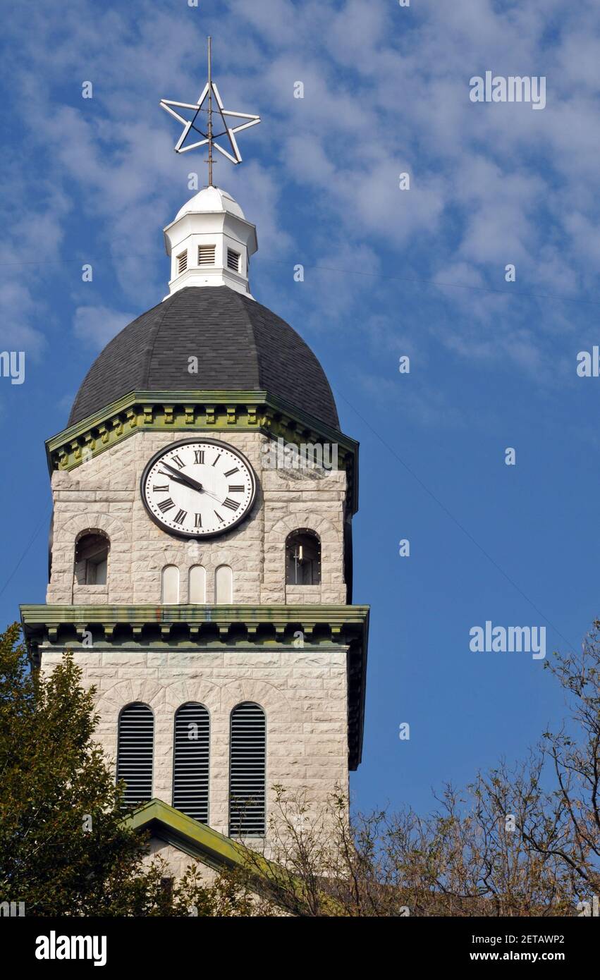 Der Uhrenturm des Wahrzeichen Jasper County Courthouse, das im Herzen der Route 66 Stadt Carthage, Missouri, steht. Stockfoto