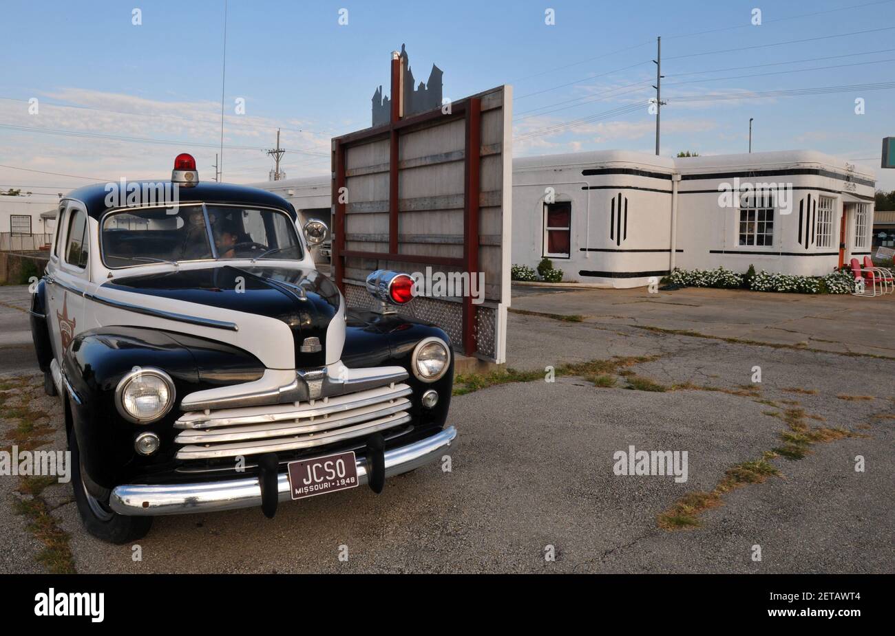 In der Nähe des Boots Court Motel, einem Wahrzeichen der Route 66 in Karthago, Missouri, befindet sich ein klassischer Polizeiwagen. Stockfoto