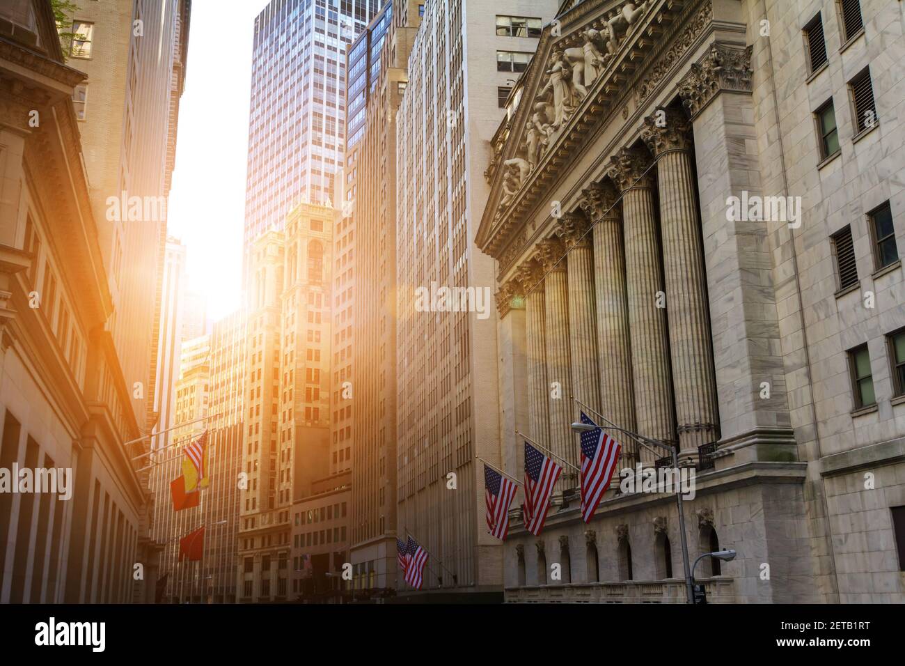 Sonnenlicht scheint auf die historischen Gebäude der Financial District in Manhattan, New York City in der Nähe von Wall Street Stockfoto