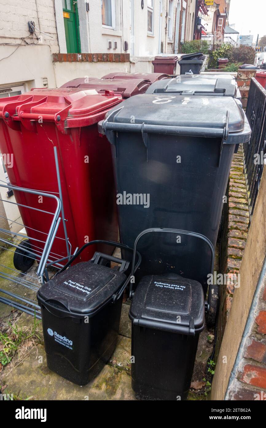 In Reading, Großbritannien, haben die Bewohner einen schwarzen Papierkorb für allgemeine Abfälle, einen roten oder braunen Papierkorb für recycelbare Abfälle und einen kleinen Papierkorb für Lebensmittelabfälle. Stockfoto