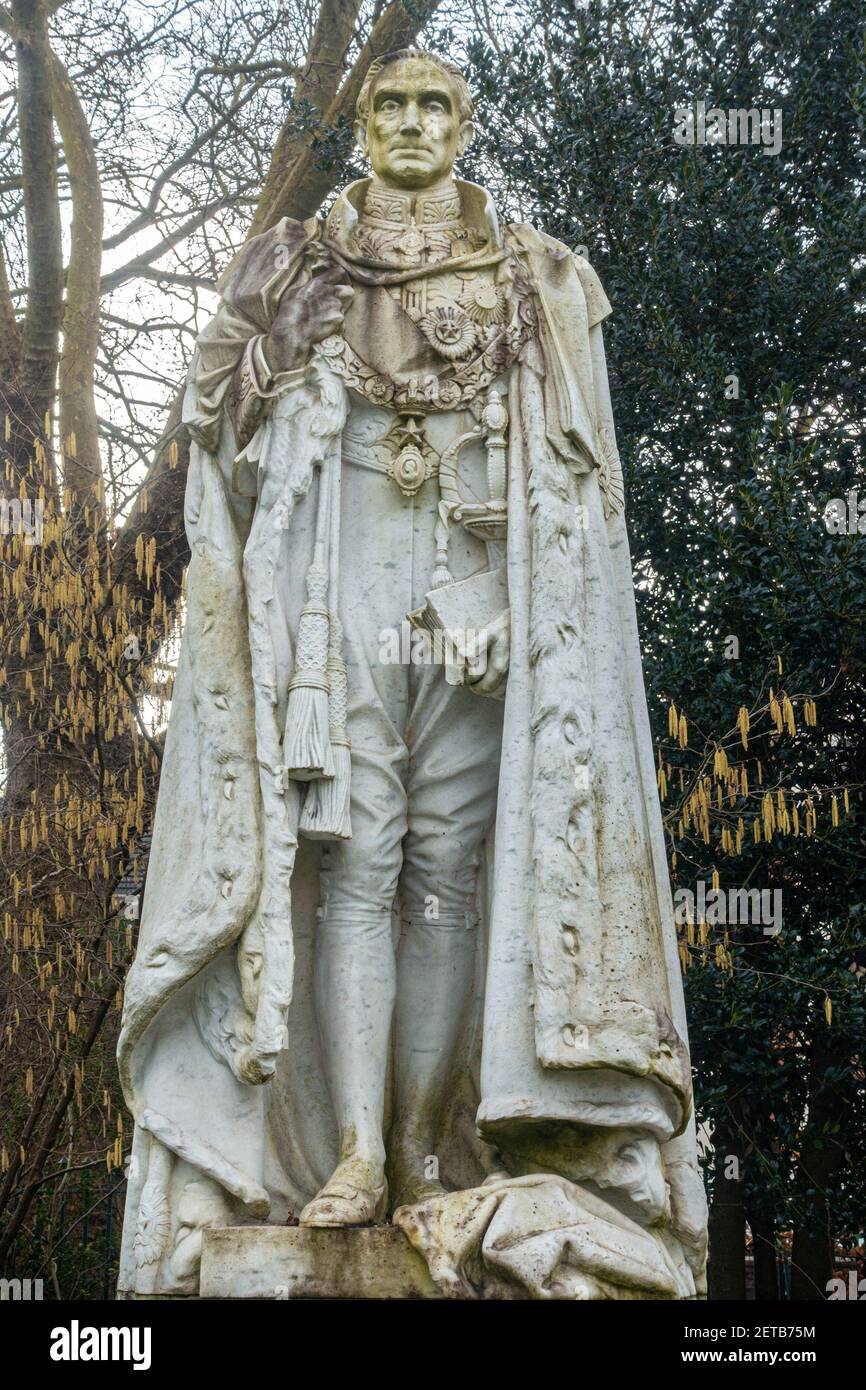 Eine Statue von Rufus Daniel Isaacs steht in den King George V Memorial Gardens in Reading, Großbritannien. Stockfoto