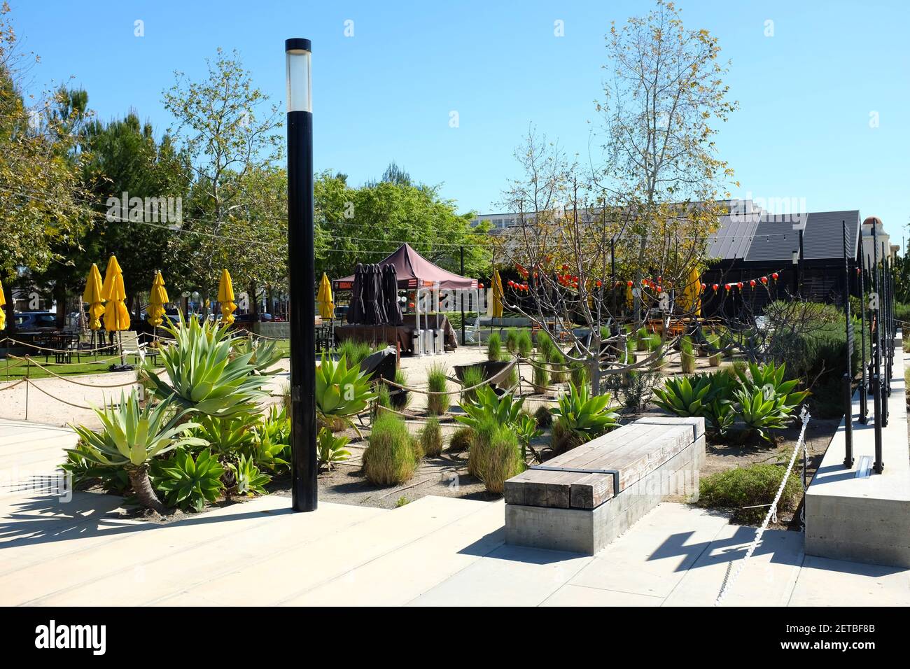 ANAHEIM, KALIFORNIEN - 1 MAR 2021: Farmers Park im Anaheim Packing District bietet Essen im Freien. Stockfoto