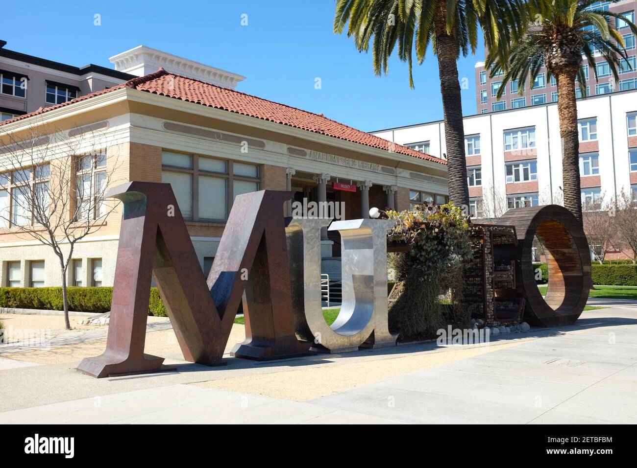 ANAHEIM, KALIFORNIEN - 1 MAR 2021: Das Gebäude der Carnegie Library ist heute eines der Gebäude des MUZEO, einem Museum für lokale Kultur, Geschichte und Kunst Stockfoto