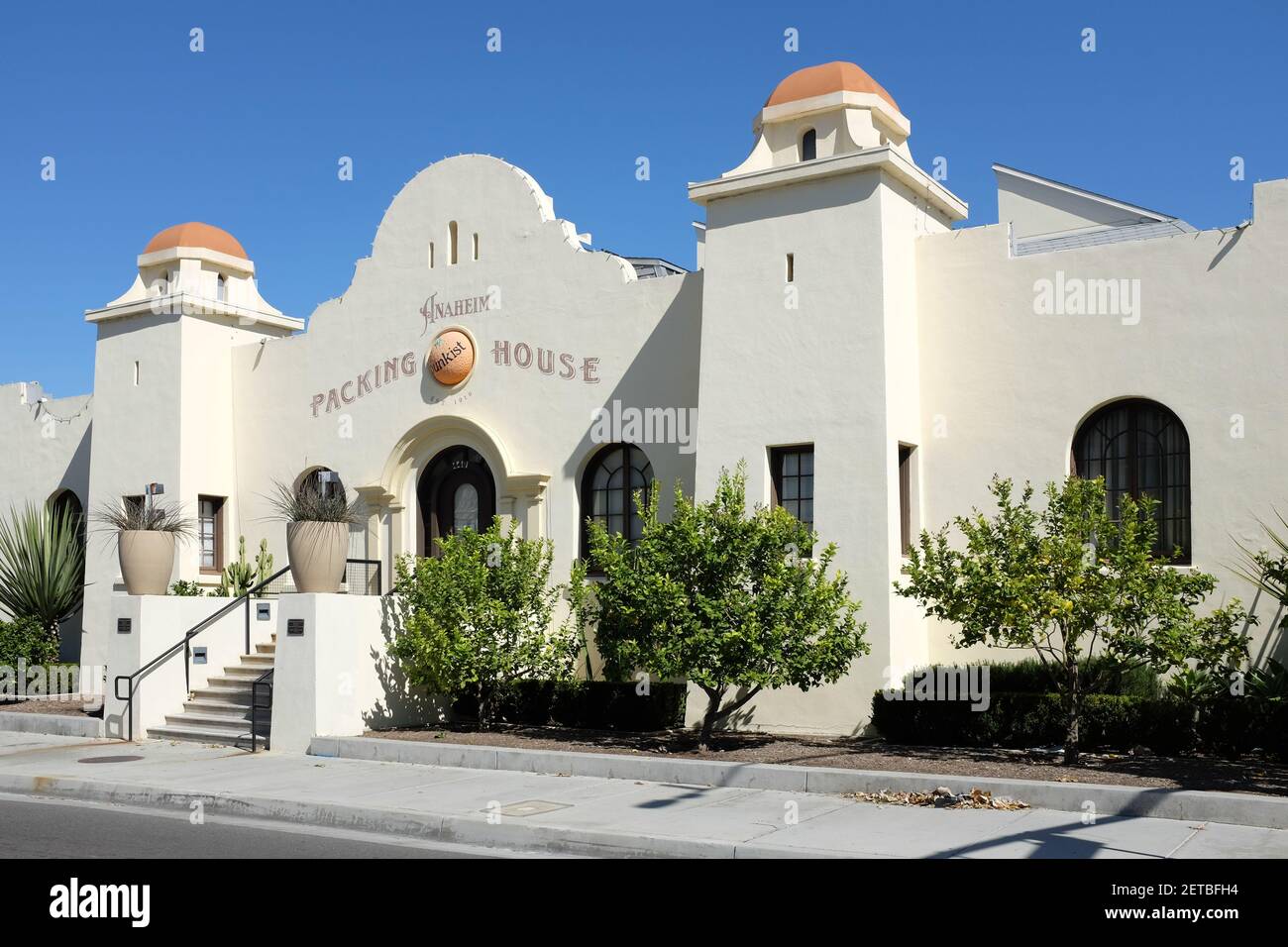ANAHEIM, KALIFORNIEN - 1 MAR 2021: Die Anaheim Packing House Gourmet-Food-Halle in, dass zusammen mit dem Packard-Gebäude, und ein Bauernmarkt, bilden ein Stockfoto