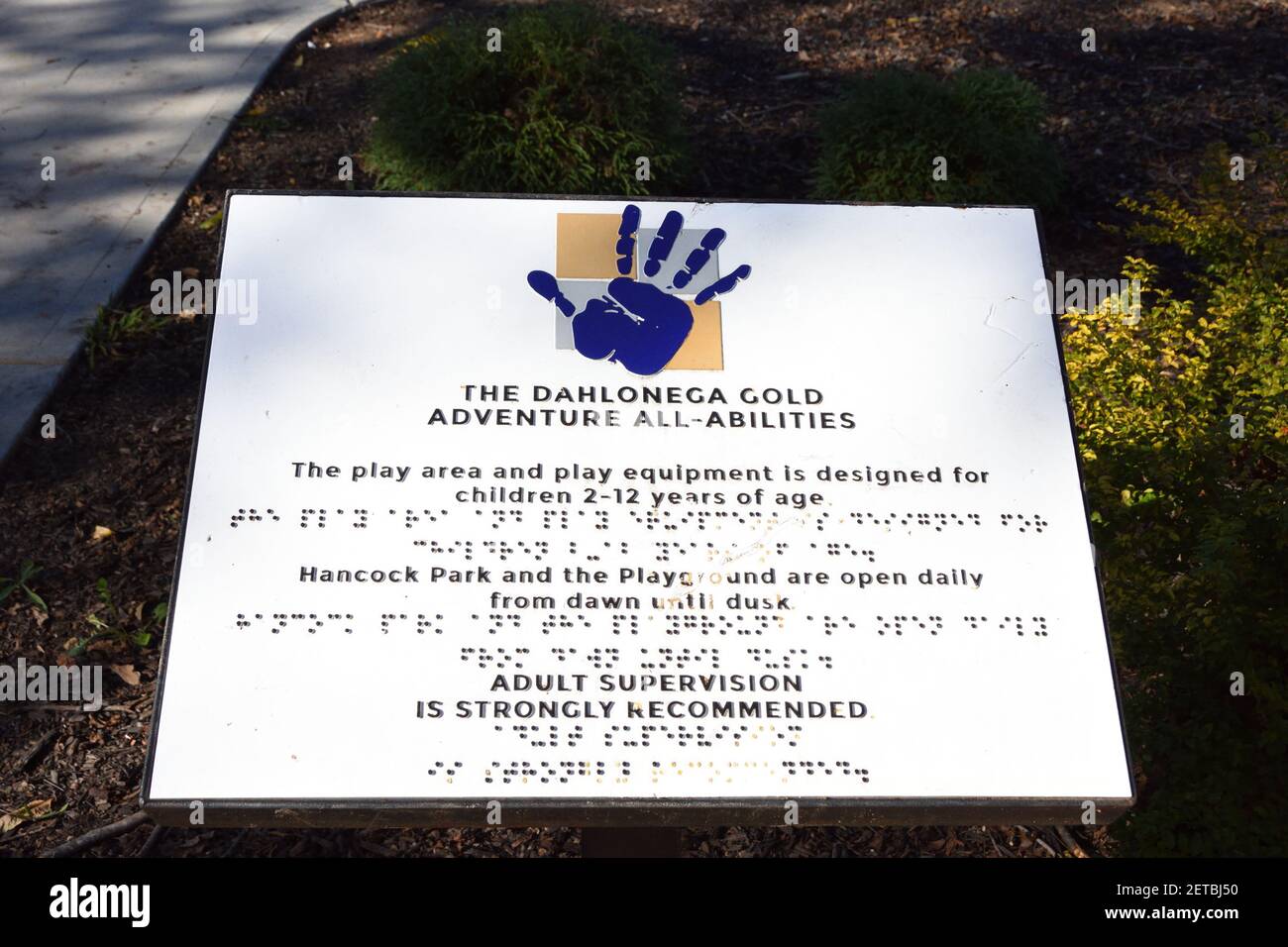 Braillezeichen am Dahlonega Gold Mine All-abilities Playground in Dahlonega, Georgia(GA). Stockfoto
