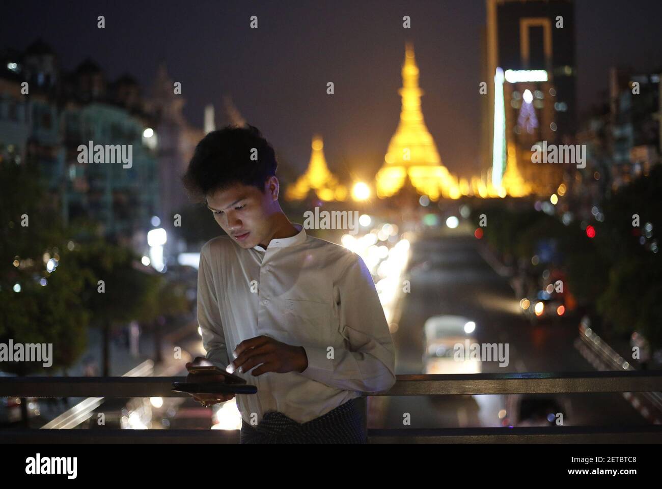 (170113) -- YANGON, 13. Januar 2017 (Xinhua) -- EIN Mann spielt das Handy in Yangon, Myanmar, 13. Januar 2017. Das Ministerium für Verkehr und Kommunikation in Myanmar hat am Donnerstag den vierten Telekommunikationsbetreiber, der im Land tätig ist, bewilligt. Myanmar National Tele & Communications Co. Ltd, ein Joint Venture zwischen lokalen Unternehmen und Viettel, dem Verteidigungsministerium Viettel, wird der vierte Betreiber mit einer 15-Jahres-Lizenz. Der Betreiber muss der Regierung 300 Millionen US-Dollar als Lizenzgebühren und Netzgebühren bezahlen. (Xinhua/U Aung) ****autorisiert von ytfs**** (Foto von Xin Stockfoto