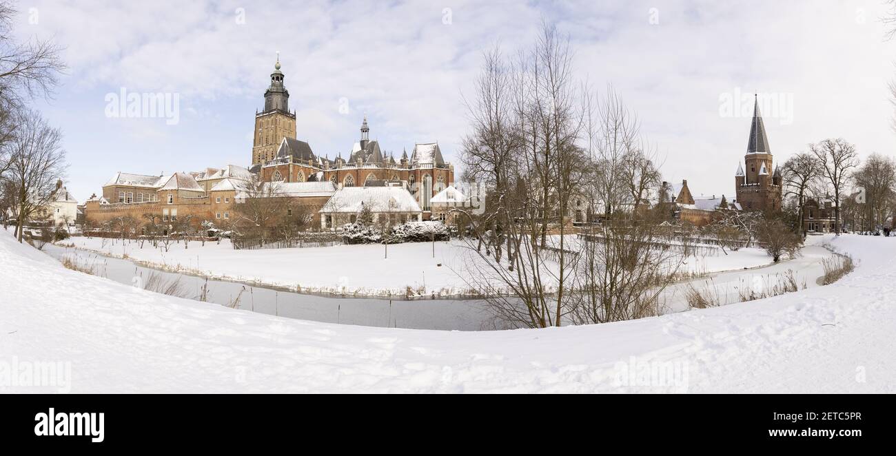 Super breites Panorama der Winterlandschaft mit Schnee und historischen Skyline der hanseatischen mittelalterlichen Stadt Zutphen in den Niederlanden gegen Ein blauer Himmel Stockfoto