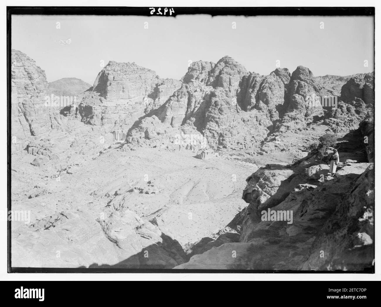 Petra (Wadi Musa). El-Habis Bereich. Die Akropolis von hohen Ort des Opfers, Anzeigen Qasr el-Bint und hohen Berggipfeln über es-Siyyagh Stockfoto