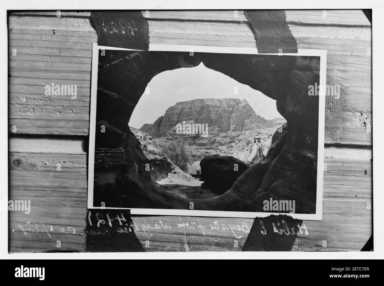 Petra (Wadi Musa). El-M 'esrah Bereich. Umm el-Biyara und El Habis. Durch die Öffnung der Höhle getroffen Stockfoto