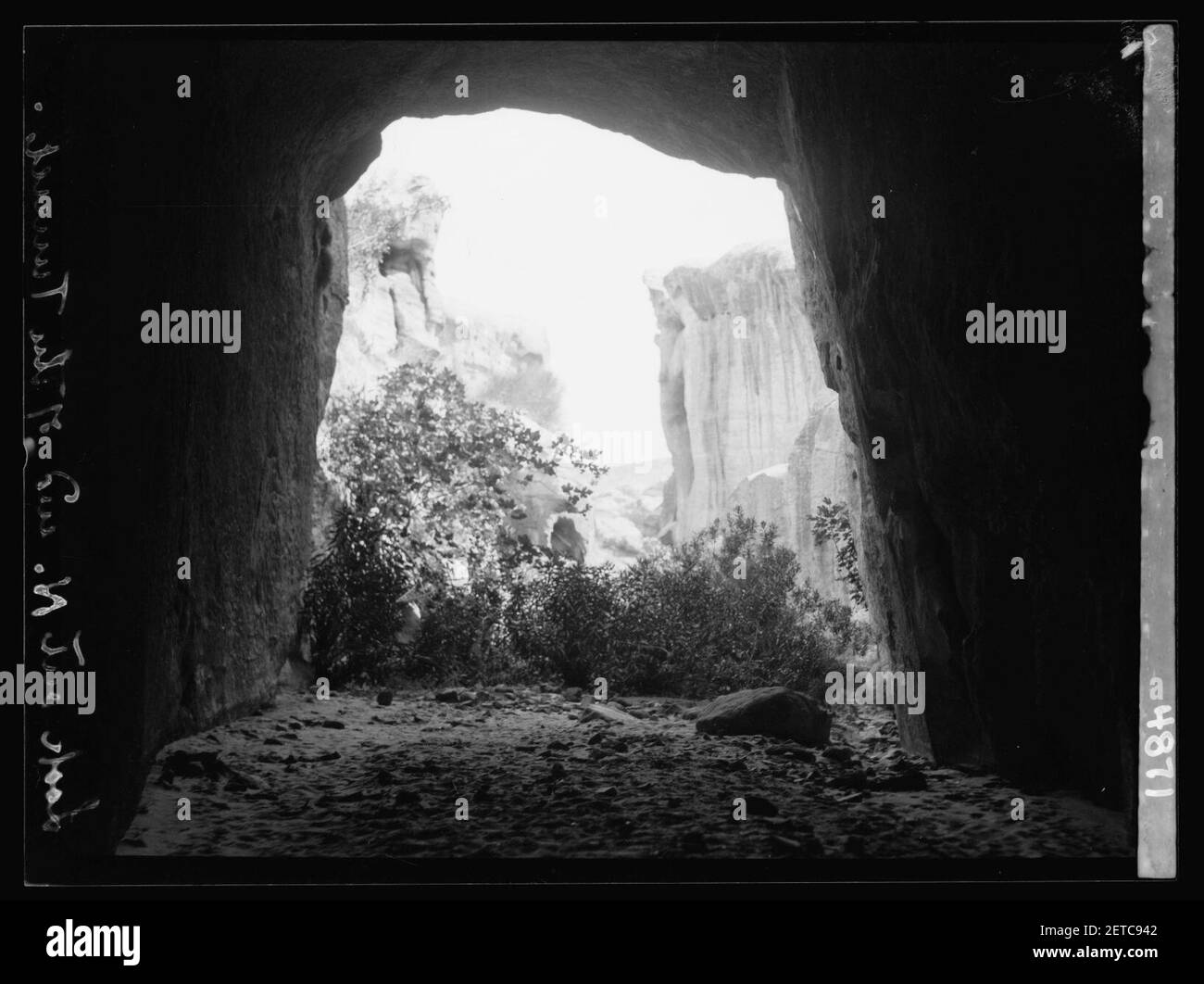 Petra. (Wadi Musa). El Muzlim Tunnel. Blick aus dem Tunnel am nördlichen Ende Stockfoto