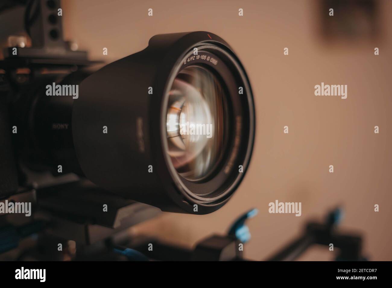 BRCKO, BOSNIEN UND HERZEGOWINA - 16. Oktober 2019: Sony Objektiv auf Rig mit Lenshood nach hinten Stockfoto