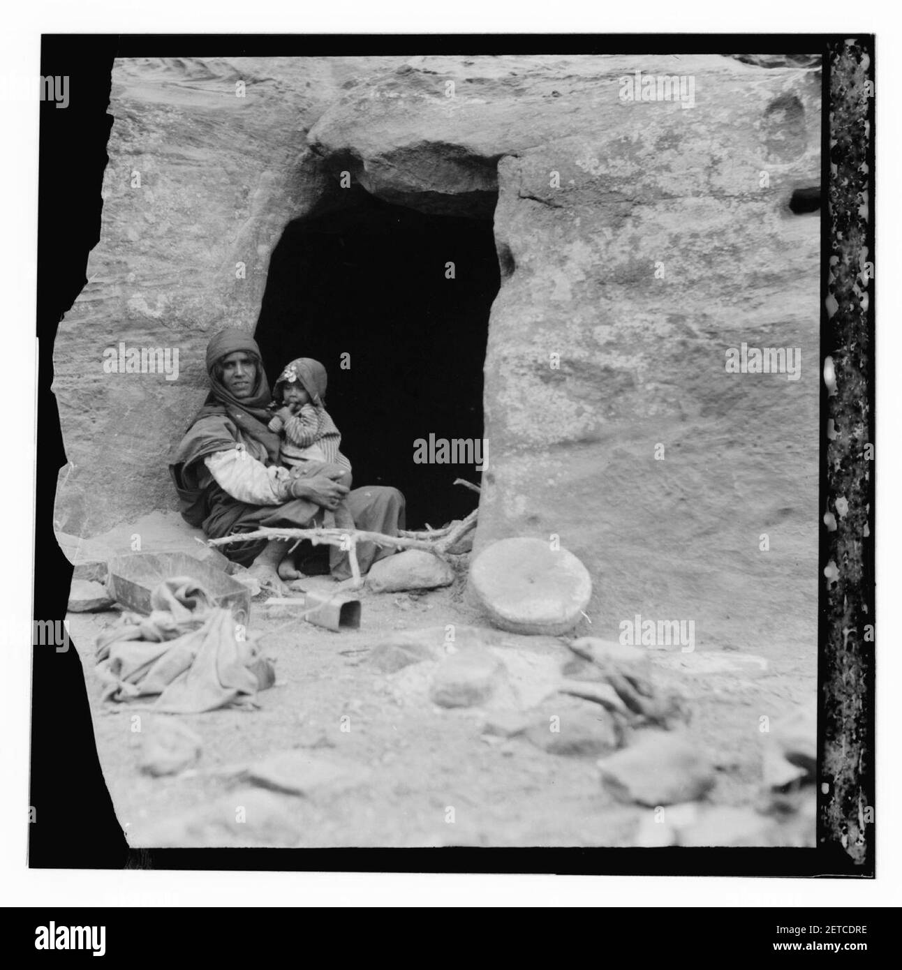 Petrean Typen, etc. Petra. Bdul Höhlenwohnungen Araber. Mutter und Baby vor ihrer Höhle in ed-Der Tal Stockfoto