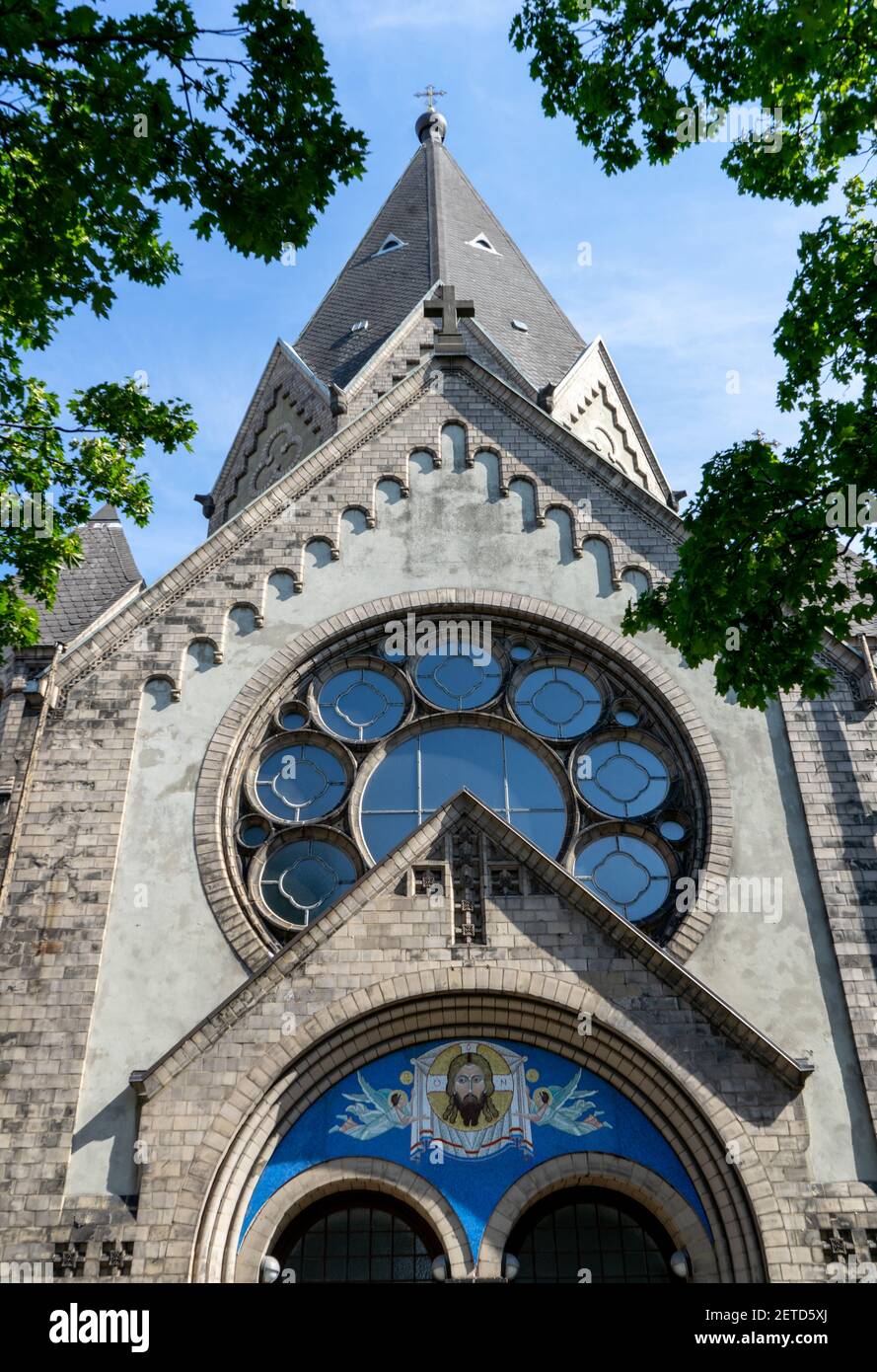 HAMBURG, DEUTSCHLAND - 12. Aug 2020: Die Kirche St. Johann von Kronstadt in Hamburg ist ein sakrales Gebäude der russisch-orthodoxen Kirche im Süden Stockfoto HAMBURG, DEUTSCHLAND - 12. Aug 2020: Die Kirche St. Johann von Kronstadt in Hamburg ist ein sakrales Gebäude der russisch-orthodoxen Kirche im Süden Stockfoto