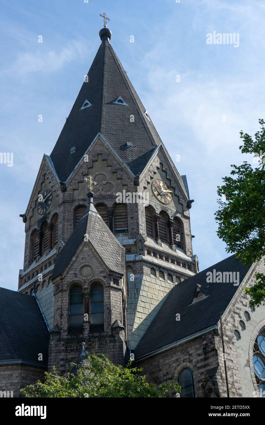 HAMBURG, DEUTSCHLAND - 12. Aug 2020: Die Kirche St. Johann von Kronstadt in Hamburg ist ein sakrales Gebäude der russisch-orthodoxen Kirche im Süden Stockfoto HAMBURG, DEUTSCHLAND - 12. Aug 2020: Die Kirche St. Johann von Kronstadt in Hamburg ist ein sakrales Gebäude der russisch-orthodoxen Kirche im Süden Stockfoto