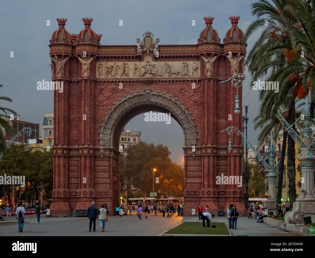 Triumphbogen (Arc de Triomf) in einem Herbsteveing - Barcelona, Katalonien, Spanien Stockfoto