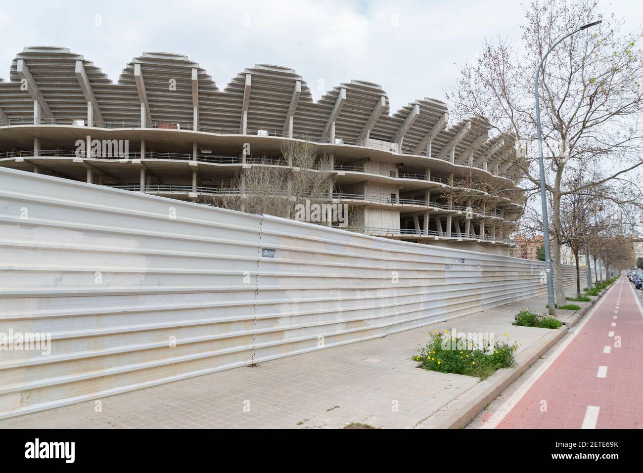 Ein Blick auf die Arbeiten des Nou Mestalla Stadions.im August 2007 begannen die Arbeiten am Bau des Nou Mestalla Fußballstadions, aber im Februar 2009 wurde der Bau wegen der schlechten Wirtschaft des FC Valencia eingestellt. Zwölf Jahre sind seitdem vergangen und bieten einen düsteren Auftritt auf der Avenida de las Cortes Valencianas. Von der Regierung von Valencia ist der Club unter dem Vorsitz von Peter Lim verpflichtet, eine Lösung vor dem Ende der ATE (Strategic Territorial Action) am 15. Mai 2021 vorzulegen. Andernfalls könnte Valencia CF schwere wirtschaftliche Verluste haben. Stockfoto