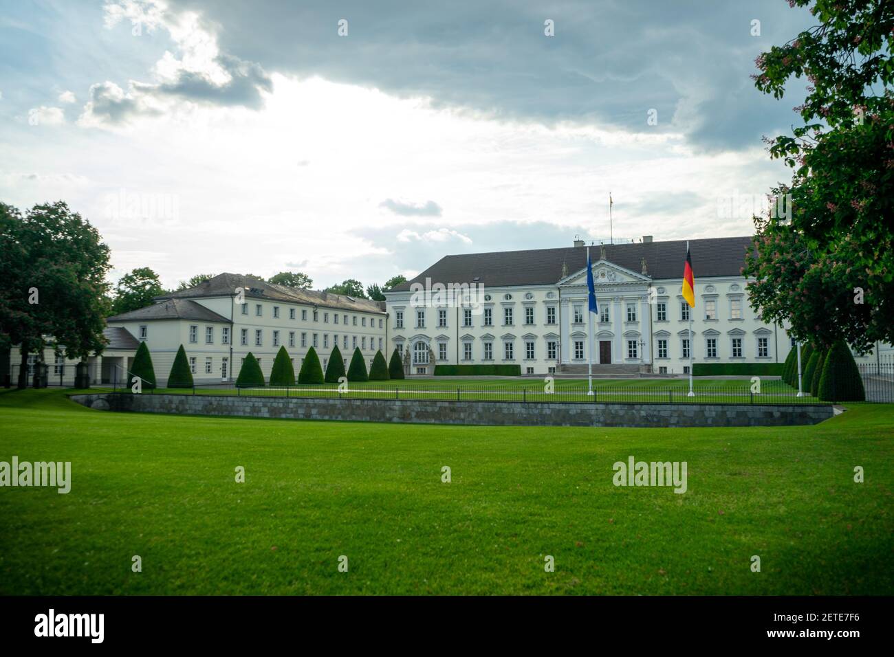 BERLIN, DEUTSCHLAND - 01. Mai 2020: BERLIN, DEUTSCHLAND - 01. Mai 2020 Schloss Bellevue, im Berliner Stadtteil Tiergarten gelegen, ha Stockfoto