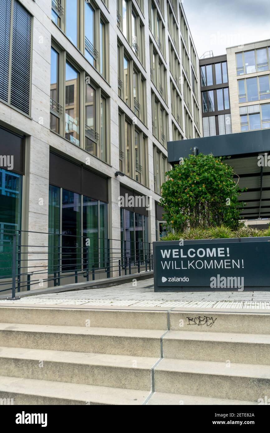 BERLIN, DEUTSCHLAND - 14. Mai 2020: BERLIN, DEUTSCHLAND 14. Mai 2020. Das Zalando-Gebäude in Friedrichshain in der Nähe der Spree. Stockfoto