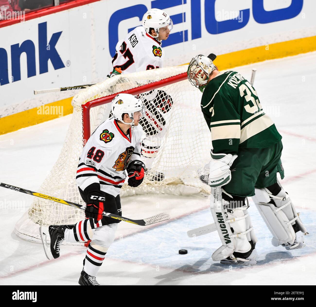 Minnesota Wild Torwart Darcy Kuemper (35) schaut auf den Puck in Dejection, nachdem sie ein Tor von Chicago Blackhawks linken Flügel Ryan Hartman, nicht im Bild, in der ersten Periode am Mittwoch, 8. Februar 2017, im Xcel Energy Center in St. Paul, Minn. (Foto von Aaron Lavinsky / Minneapolis Star Tribune / TNS) *** Bitte verwenden Sie Credit from Credit Field *** Stockfoto
