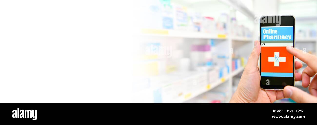 Apotheker mit Handy für Suchleiste auf dem Display in Apotheke Drogerie Regale Hintergrund. Medizinisches Online-Konzept Stockfoto