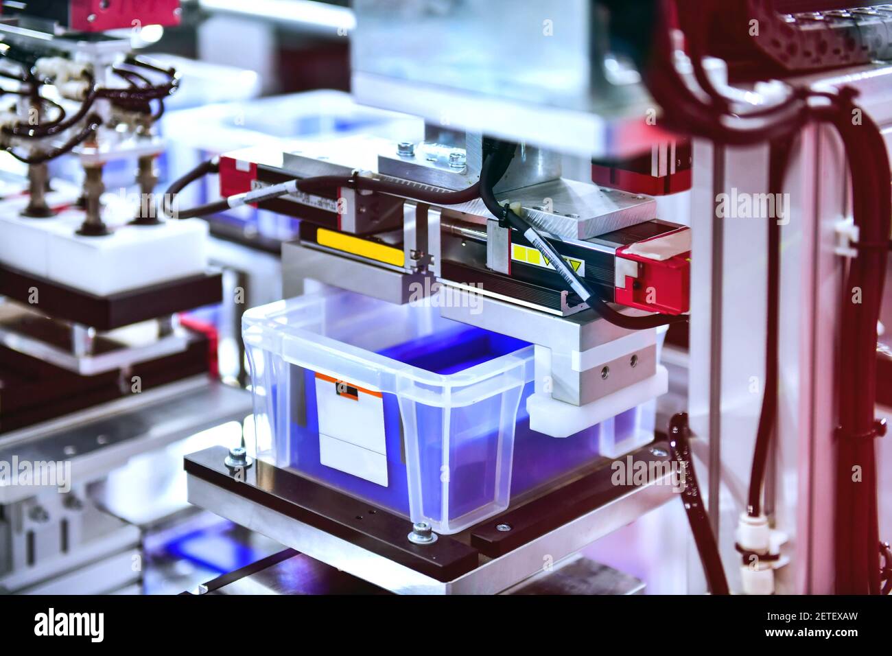 Automatisiertes Lagerhaus mit weißem Kunststoff in der Produktionslinie, modern Pakettransport Systemkonzept Stockfoto