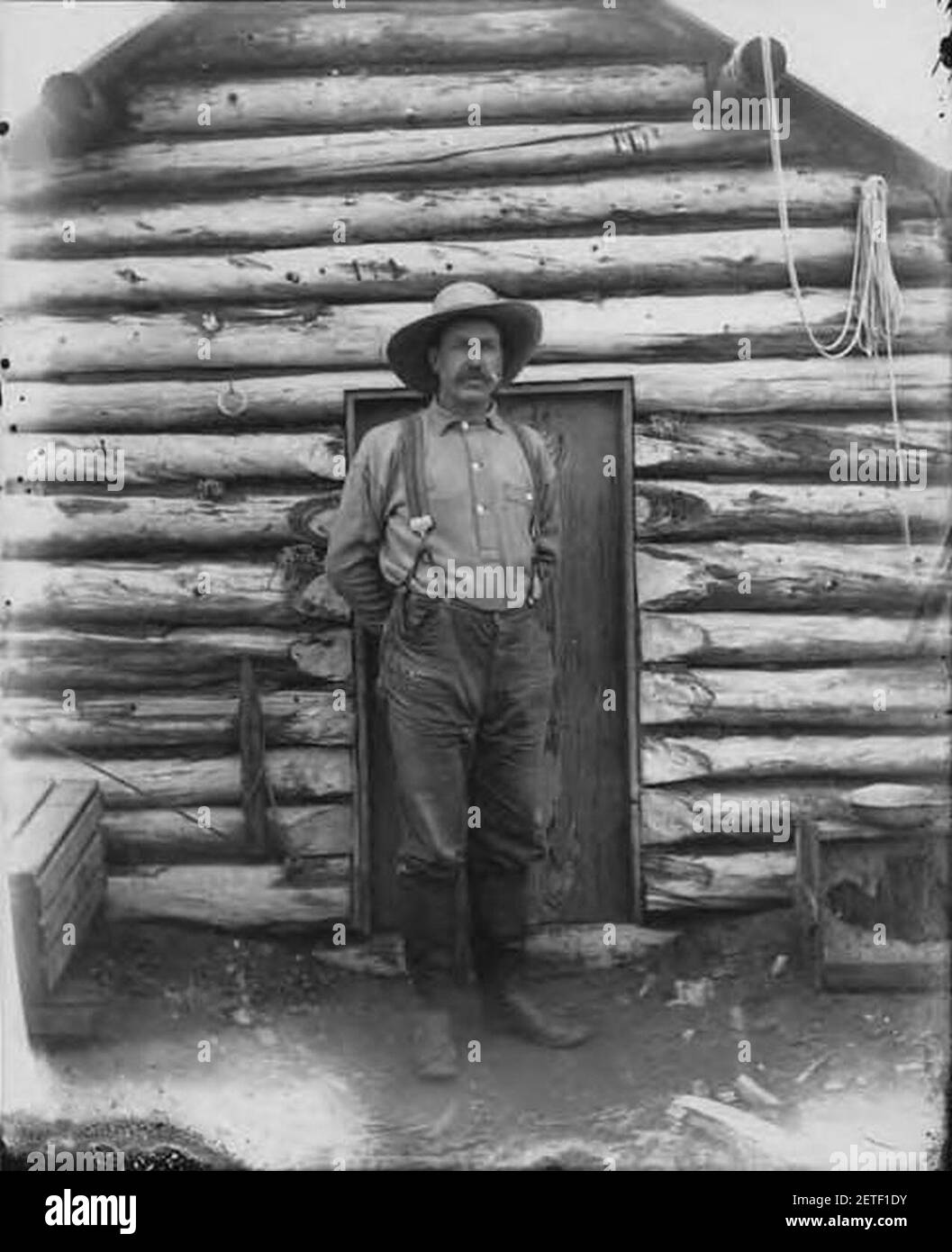 Phil Bartlett stand vor der Kabine, die er mit Bartie Osborne während des Gold Rush, Nome, Alaska, wahrscheinlich 1900 (AL+CA 8128) teilte. Stockfoto