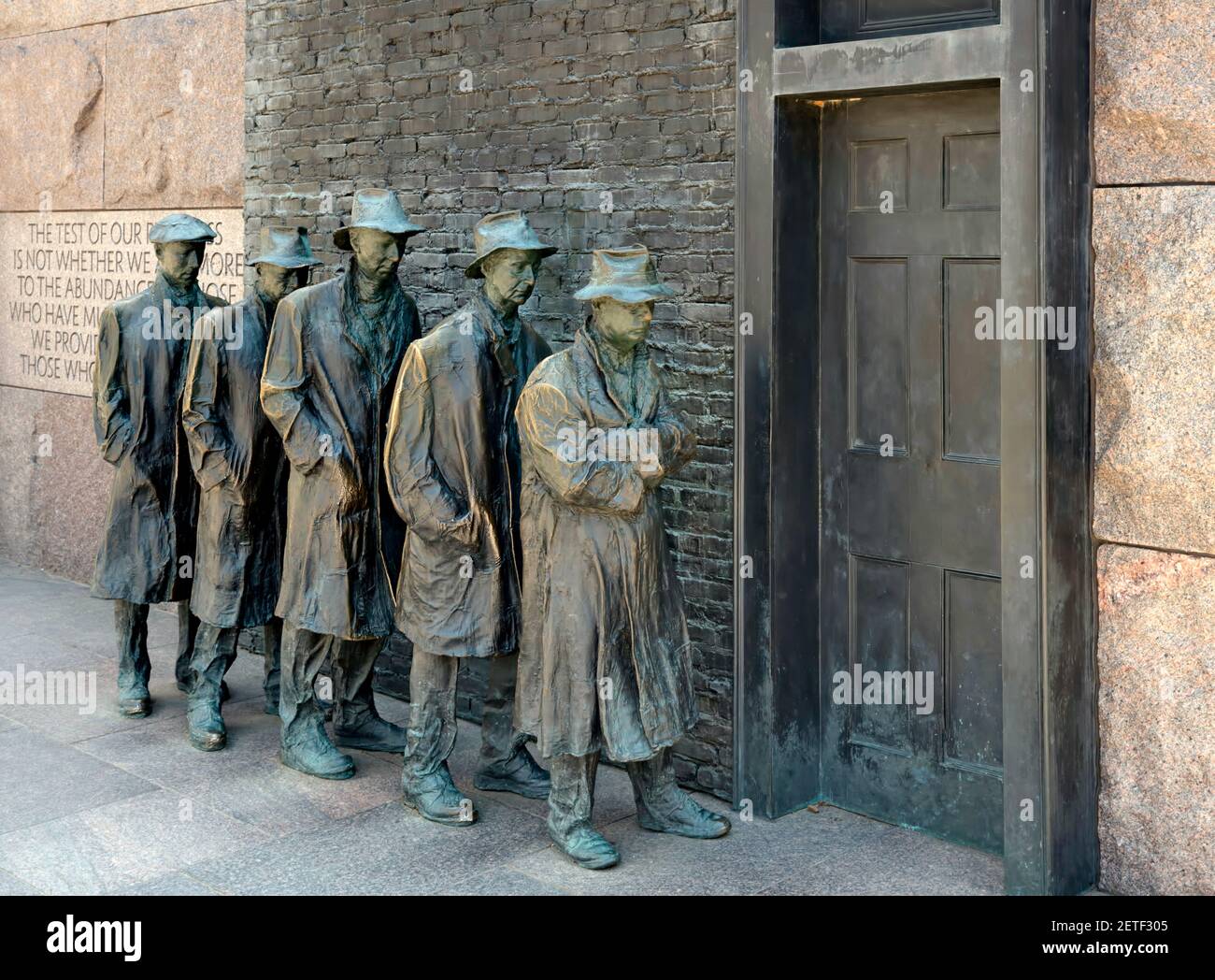 Ein Bronzesegment des Franklin Delano Roosevelt Memorial in Washington DC zeigt arbeitslose Männer in einer Suppenlinie während der Großen Depression. Stockfoto