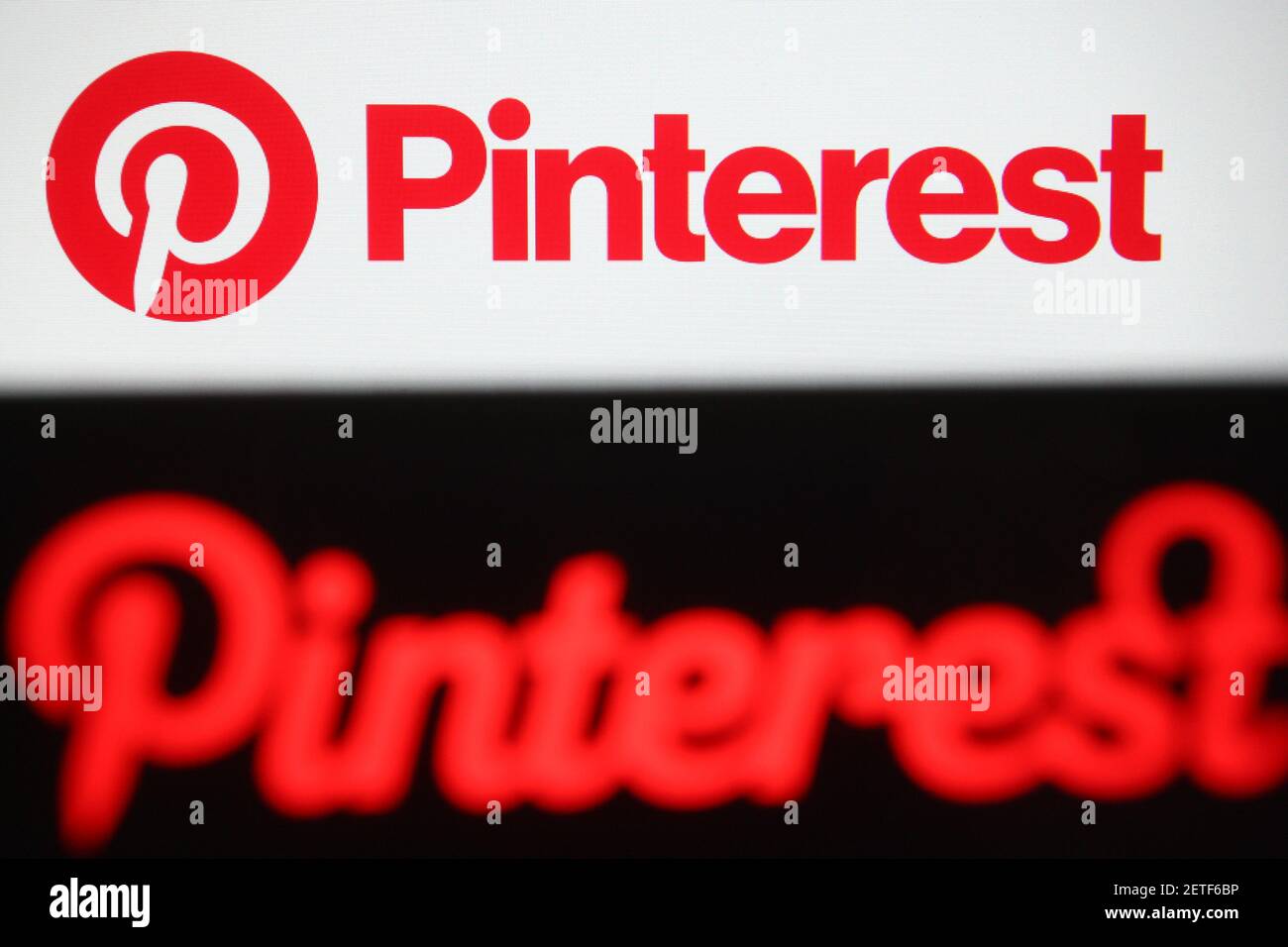 In dieser Abbildung ist das Pinterest-Logo eines US-Image-Sharing- und Social-Media-Dienstes auf einem Smartphone und einem pc-Bildschirm zu sehen. Stockfoto