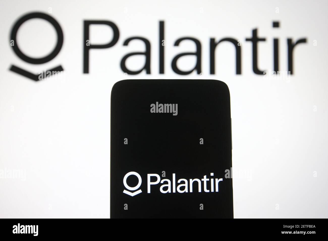 Ukraine. März 2021, 2nd. In dieser Abbildung ist das Logo von Palantir Technologies eines US-amerikanischen Softwareunternehmens auf einem Smartphone und einem pc-Bildschirm zu sehen. Kredit: Pavlo Gonchar/SOPA Images/ZUMA Wire/Alamy Live Nachrichten Stockfoto