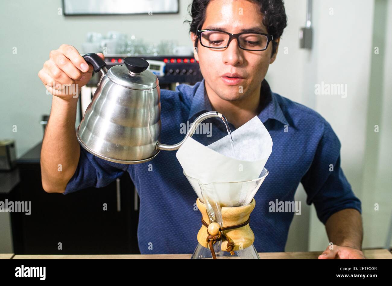 Porträt eines professionellen Barista, der Kaffee zubereitet Stockfoto