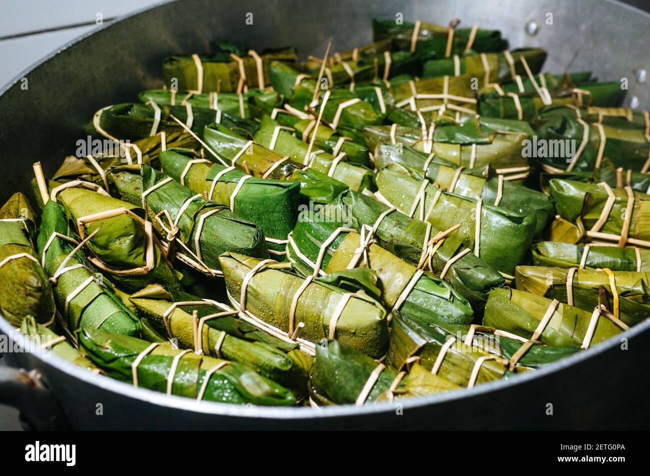 Peruanische Tamales in Bananenblätter verpackt Kochen in einem Topf. Im Inneren befindet sich ein Teig auf Maisbasis mit Fleisch, die traditionell zum Frühstück am Sonntag gegessen werden Stockfoto