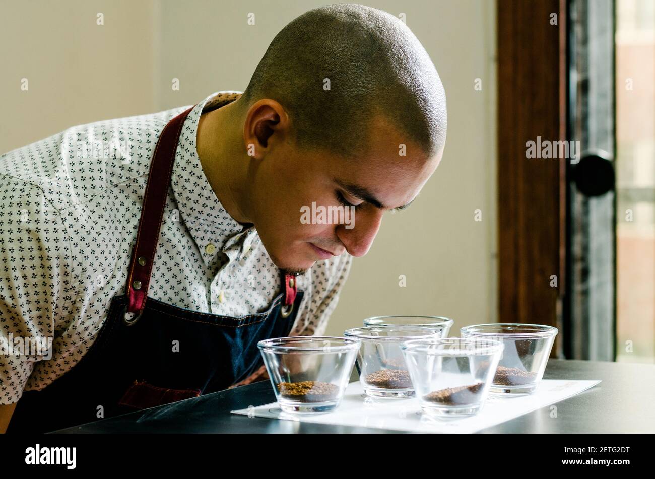 Der professionelle Barista testet den Geruch eines neuen Kaffees Stockfoto