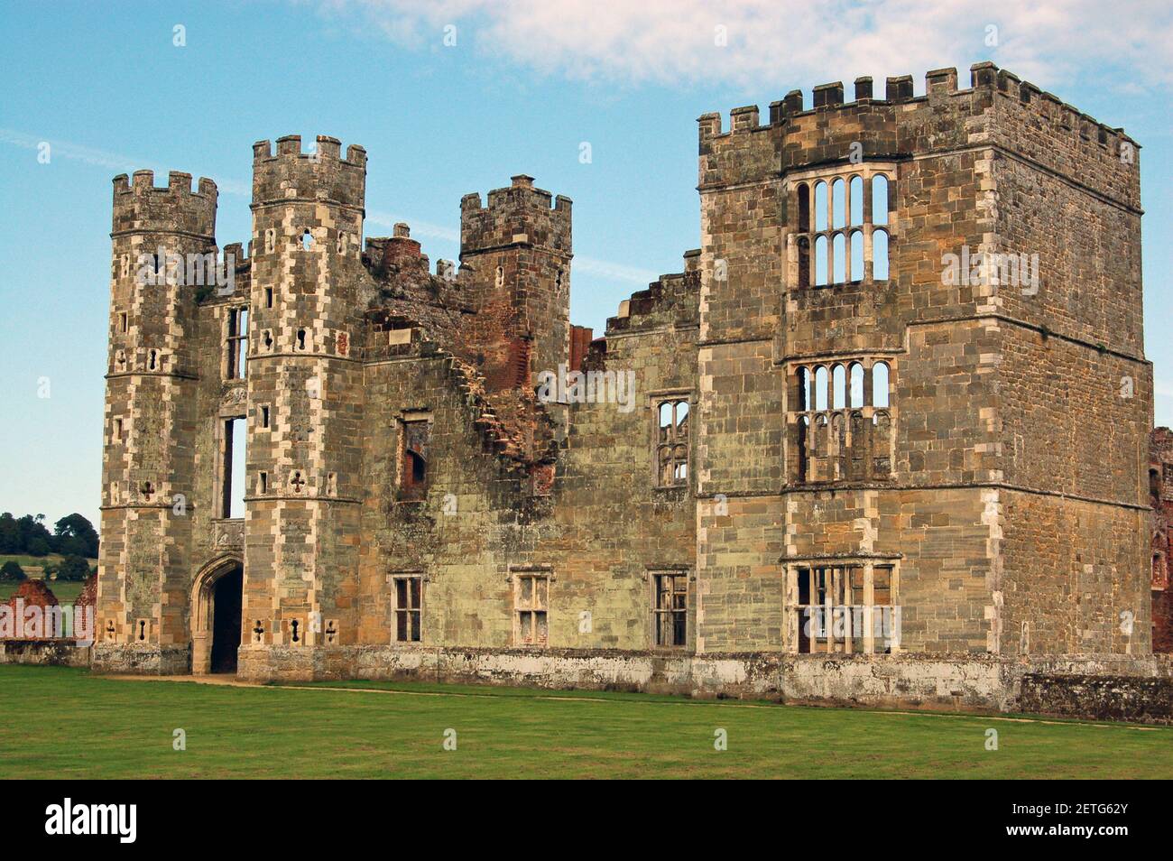 Die Ruinen des großen Tudor-Hauses von Cowdray in Midhurst, West Sussex. Die Struktur wurde in der Mitte des 16th. Jahrhunderts erbaut und wurde von König H besucht Stockfoto